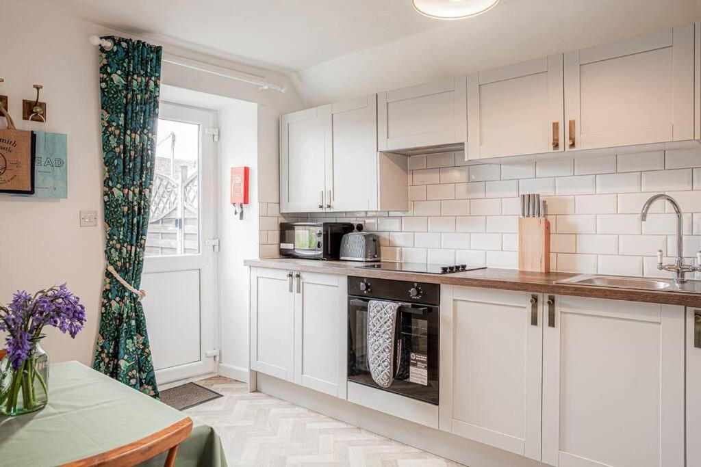 Light And Central Apartment Above Knead Bakery Tetbury Exterior foto
